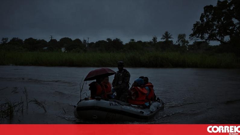 Sul de Moçambique: equipa de resgate auxilia famílias com casas inundadas