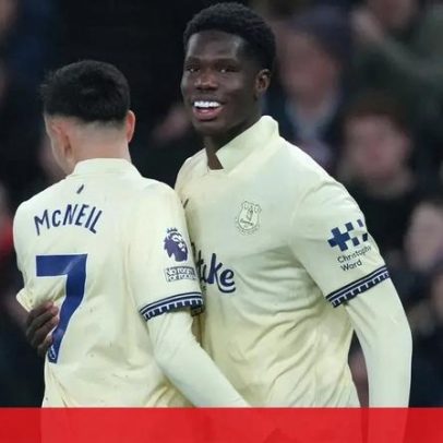 Aston Villa perde em casa com o Everton e fica afastado do topo