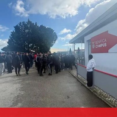 Adeptos pressionam Rui Costa e cercam centro de estágios do Benfica