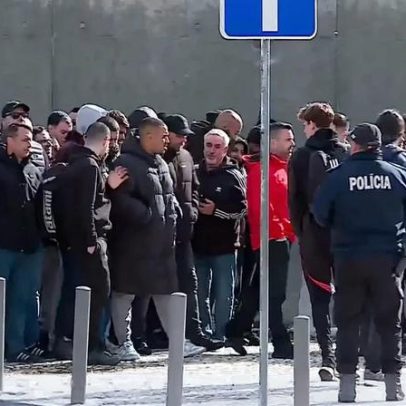 Adeptos do Benfica cercam Centro de Estágios do Seixal e pressionam equipa