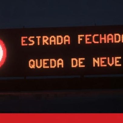 Neve continua a cair e fecha estradas na Serra da Estrela