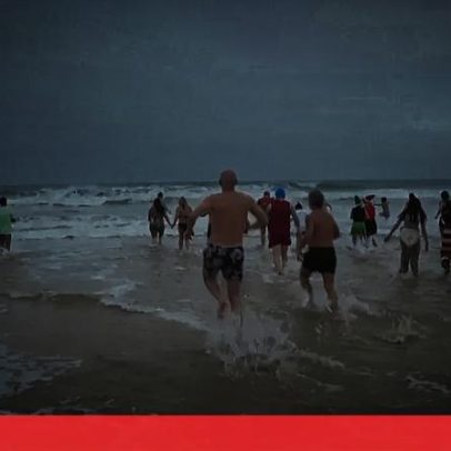 Banho de Ano Novo reúne nadadores em Carcavelos