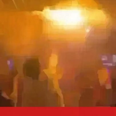 Jovem tenta apagar incêndio enquanto há pânico num bar na Suíça
