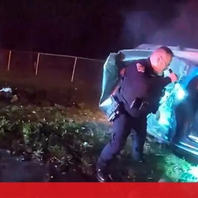 Polícia corta o teto do carro em chamas para salvar condutor
