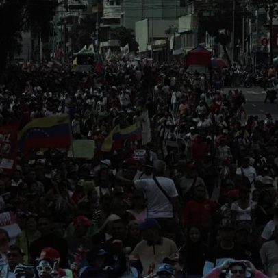 Milhares marcham em Caracas exigindo o regresso de Maduro