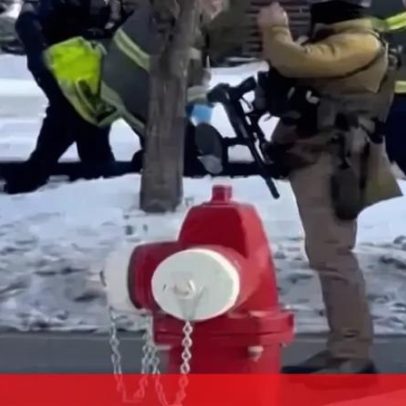 Novas imagens mostram mulher morta pelo ICE sendo transportada após tiroteio