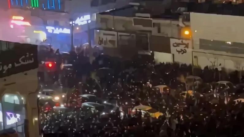 Milhares protestam nas ruas de Teerão