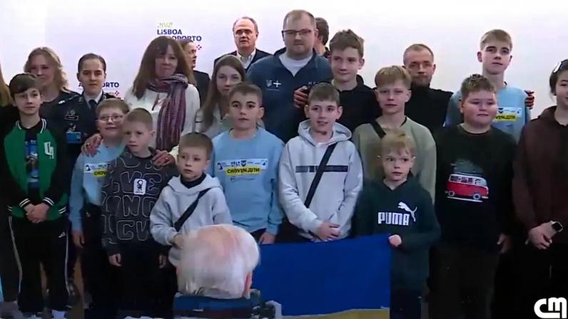 Ministra da justiça recebe mães e crianças ucranianas no aeroporto de Lisboa