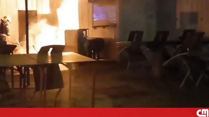 Incêndio destrói parcialmente restaurante na Praia da Rocha, Portimão
