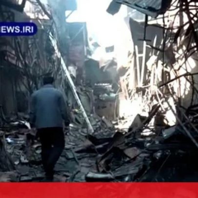 Edifícios destruídos por incêndio no Irão, capturado por drone
