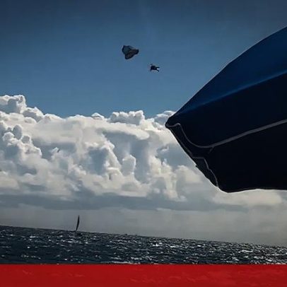Praticante de parapente perde o controlo e cai no mar na Flórida
