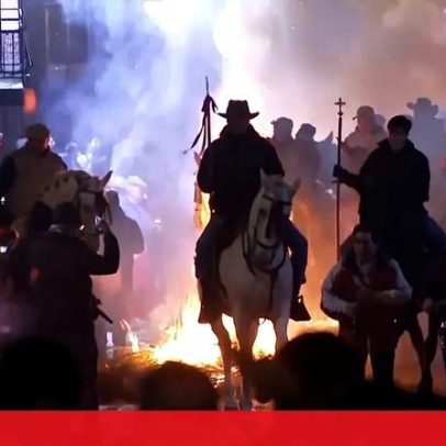 Cavalos saltam entre chamas durante ritual em honra de Santo António em Ávila