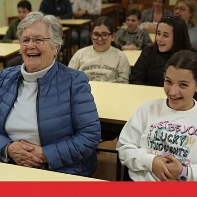 Crianças e idosos participam em aula de terapia do riso