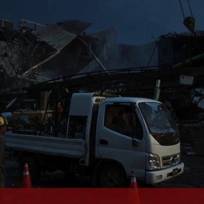 11 mortos e dezenas de desaparecidos após incêndio em centro comercial Paquistão
