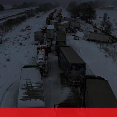 Imagens aéreas mostram aparato após colisão em cadeia com 100+ veículos nos EUA