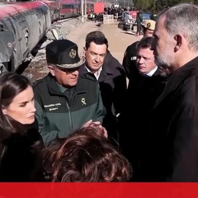 Reis de Espanha visitam local do acidente de comboios em Córdoba