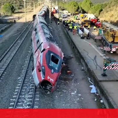 Drone capta grua a erguer comboio de velocidade alta que descarrilou na Espanha