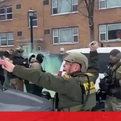 Vídeo mostra agente a lançar gás lacrimogénio a manifestantes em Minneapolis