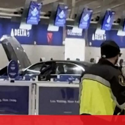 Carro entra no aeroporto de Detroit e choca com balcão, deixando seis feridos
