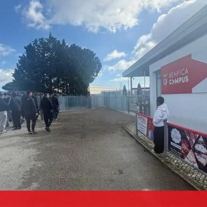 Adeptos do Benfica cercam o Centro de Estágios do Seixal e pressionam a equipa
