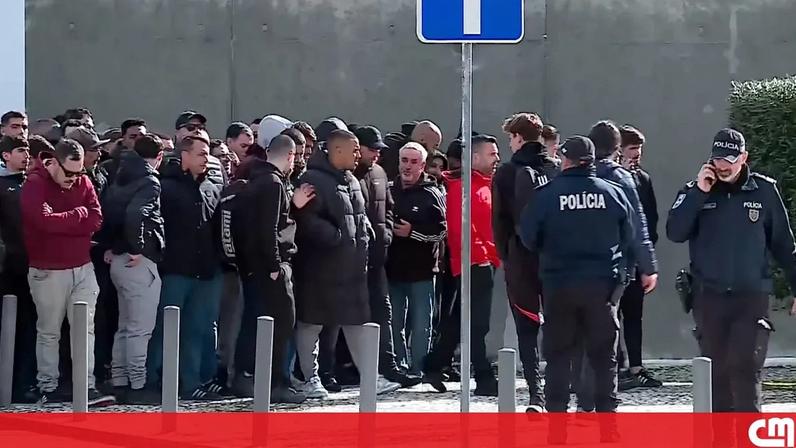 O momento em que 200 adeptos do Benfica entram no centro de estágio do Seixal