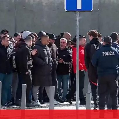 200 adeptos do Benfica entram no centro de estágio do Seixal