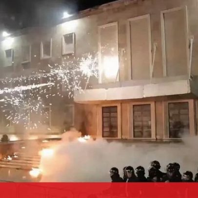 Molotov lançados contra o parlamento da Albânia durante protesto da oposição