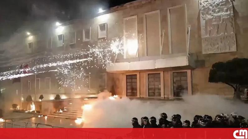 Cocktails molotov lançados contra o parlamento da Albânia durante confrontos em manifestação da oposição