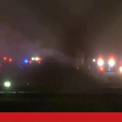 Avião com oito a bordo cai ao levantar voo nos EUA, gerando nuvem de fumo