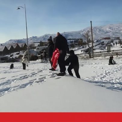 Milhares de turistas aproveitam queda de neve na Serra da Estrela