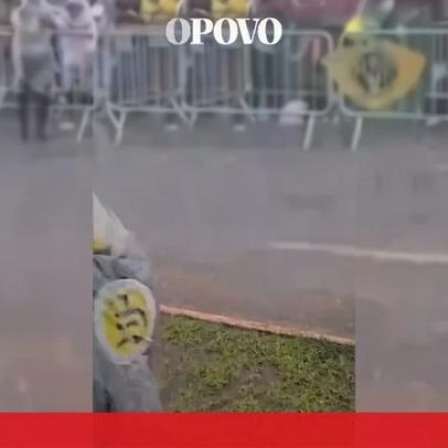 Relâmpago fere dezenas durante manifestação pró-Bolsonaro em Brasília