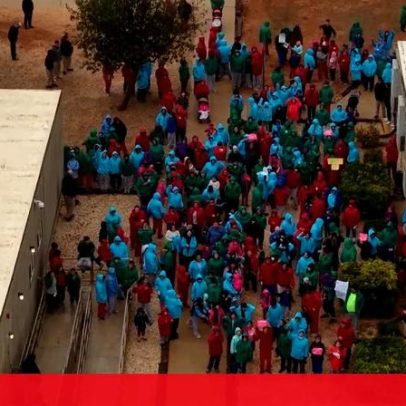 Imagens mostram famílias imigrantes protestar no centro de detenção do Texas