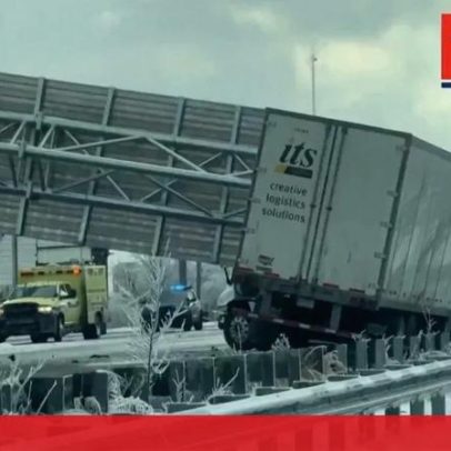 Sinalização de autoestrada cai sobre camião nos EUA