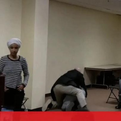 Congressista democrata é atingida por líquido durante discurso em Minneapolis