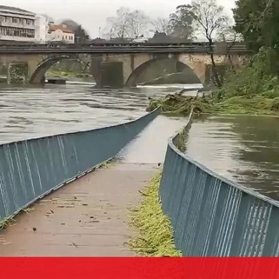 Passadiço em Barcelos fica submerso devido à subida do Cávado