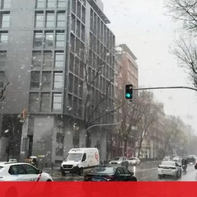 Neve cobre o centro de Madrid, deixando a cidade branca