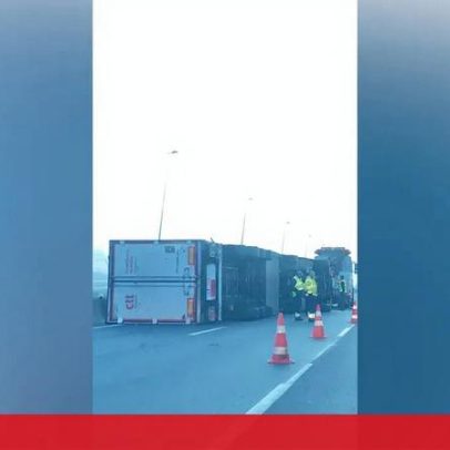 Camião tomba na Ponte Vasco da Gama