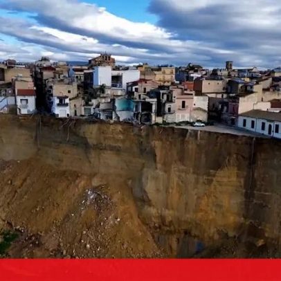 Imagens aéreas mostram casas em risco após deslizamento na Sicília