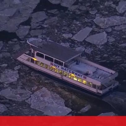 Transbordadores atravessam o porto de Nova Iorque parcialmente congelado