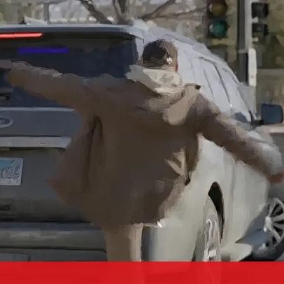 Novos vídeos mostram Alex Pretti a pontapear carro do ICE e confrontos com agentes