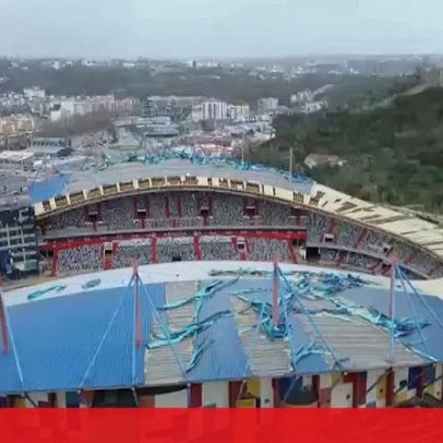 Drone mostra cobertura danificada no Estádio de Leiria por depressão Kristin