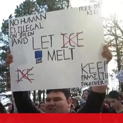 Estudantes saem da escola para protestar contra as atividades do ICE nos EUA