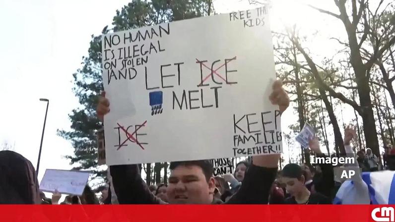 Estudantes saem da escola para protestar contra as atividades do ICE nos EUA