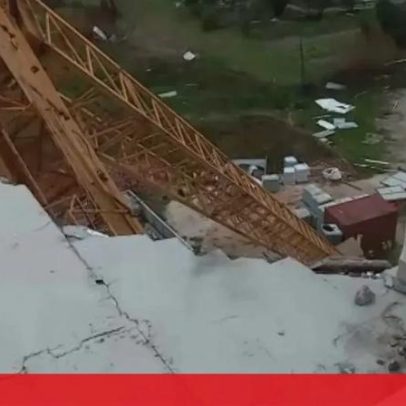 Grua cai em prédio devido ao vento forte na Marinha Grande