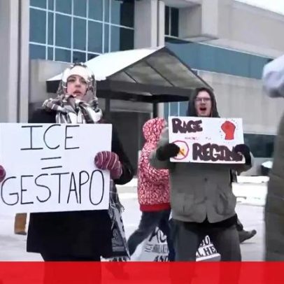 Manifestantes participam numa greve nacional contra imigração de Trump