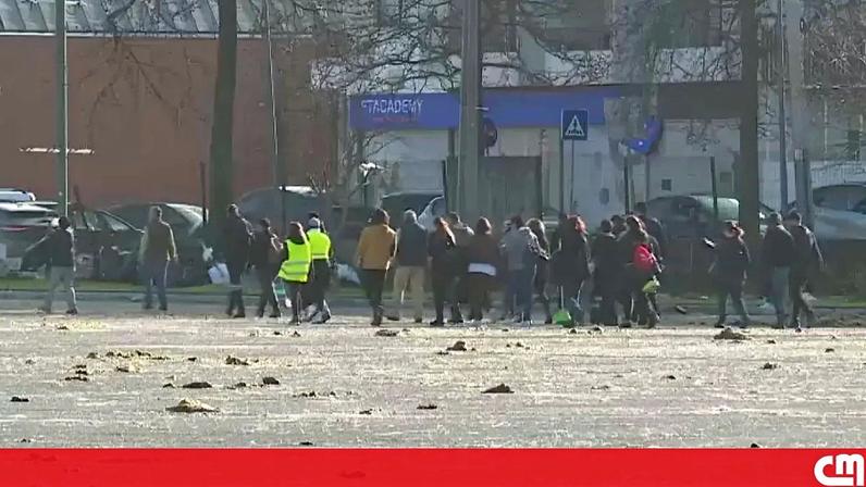 Participantes são distribuídos em 12 grupos e direcionados para diferentes zonas, acompanhados por um guia familiarizado com a cidade.