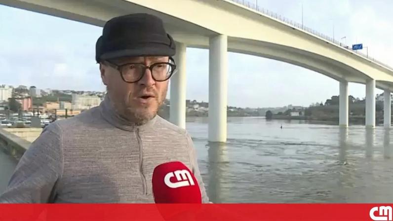 Barco afundado no Rio Douro