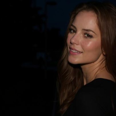 Paolla Oliveira recebe camião de rosas, mas não ficou satisfeita