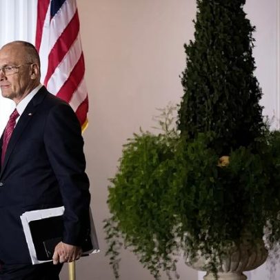 Embaixador dos EUA insta UE a reduzir regulação da IA