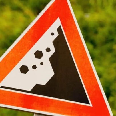 Deslizamento de terras fecha a EN101-1